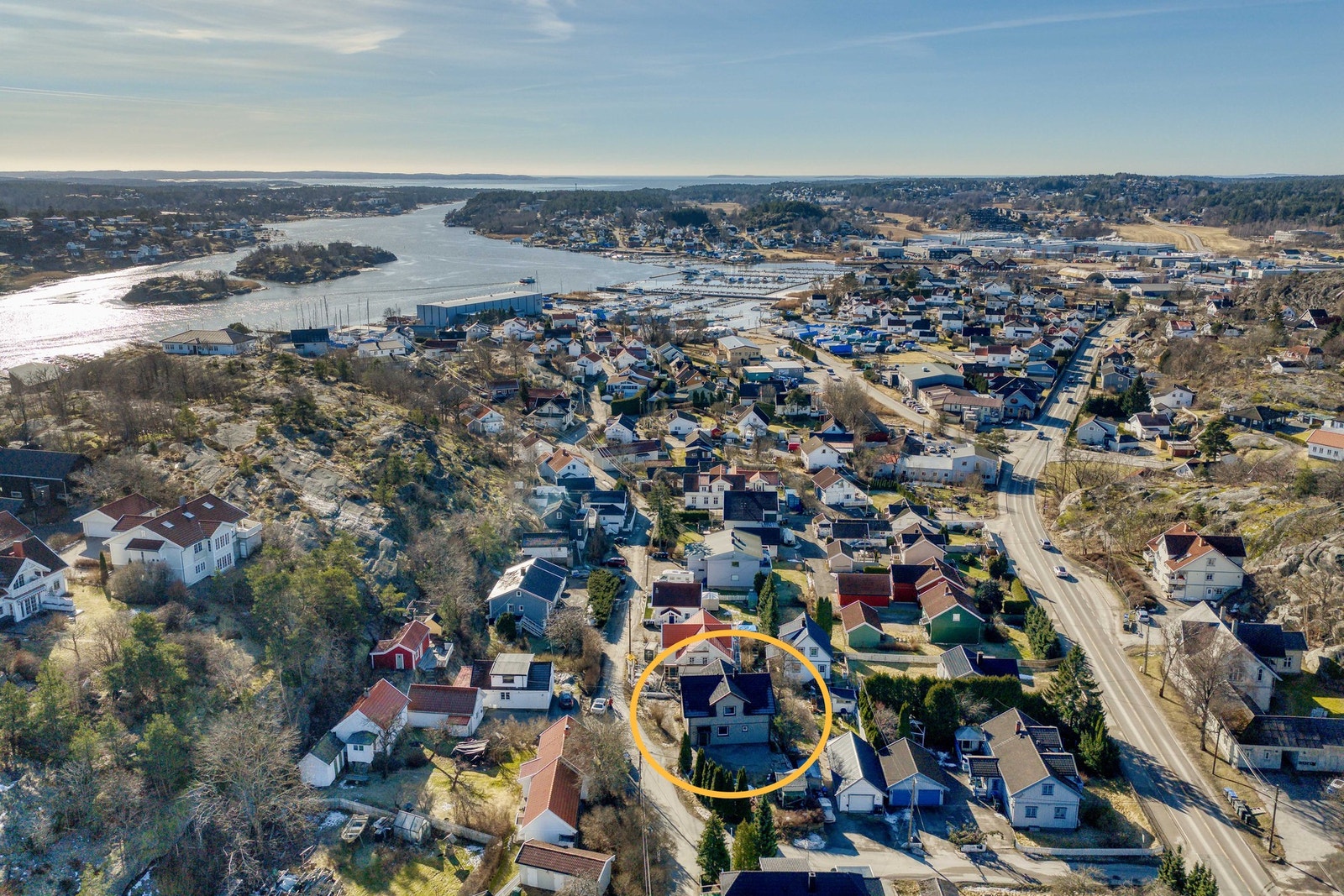 Eiendommen ligger i et sentralt og veletablert boligområde på Gressvik, ca. 5 km fra Fredrikstad sentrum. Galleribilde