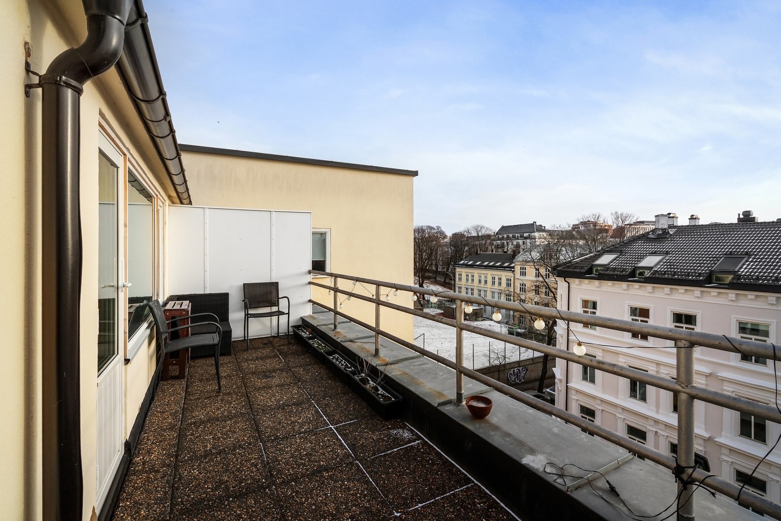 En sørøstvendt takterrasse på 11 m² som nyter gode solforhold store deler av dagen. Galleribilde