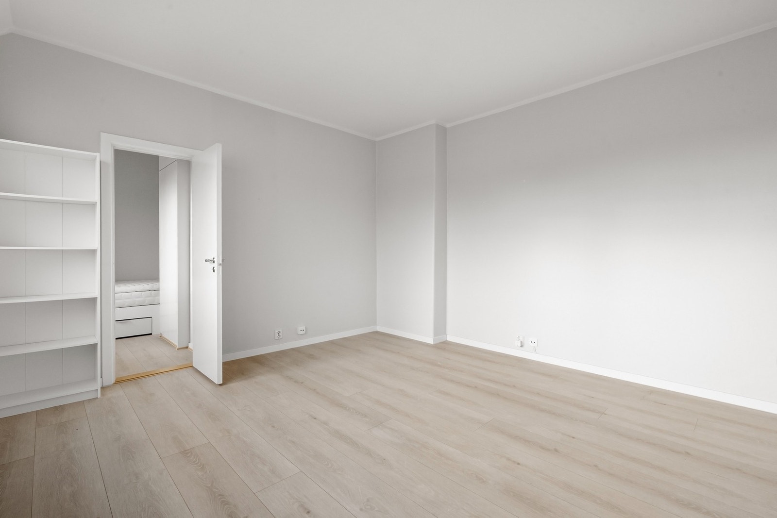 Det ble lagt nytt gulv i 2021, som bidrar til et moderne og helhetlig uttrykk i leiligheten. Galleribilde