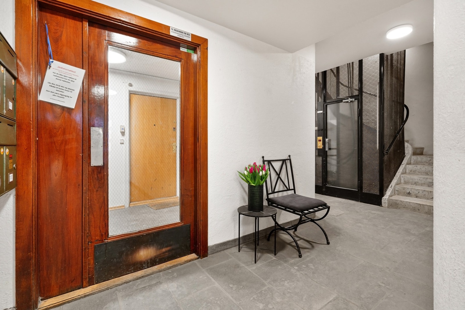 Leilighetsbygget har heis, og leiligheten disponerer en bod i kjeller. Galleribilde