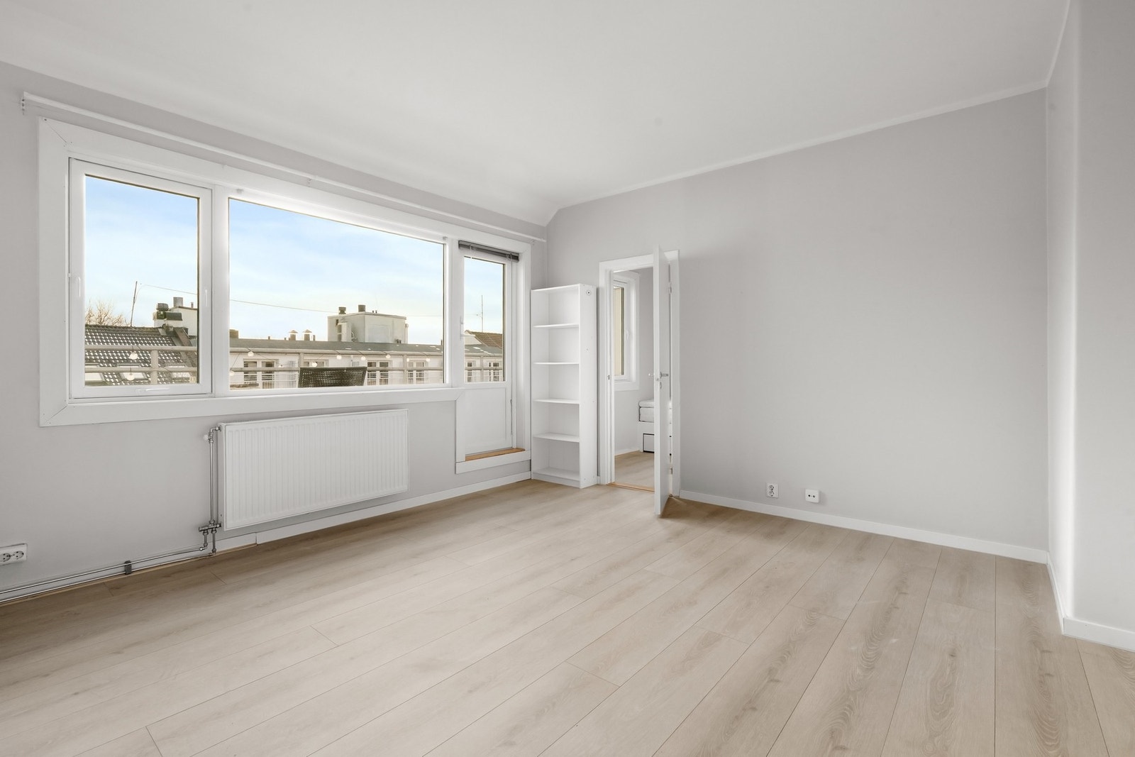 Leiligheten har en lys og innbydende stue med gode møbleringsmuligheter for både sofagruppe og spiseplass. Galleribilde