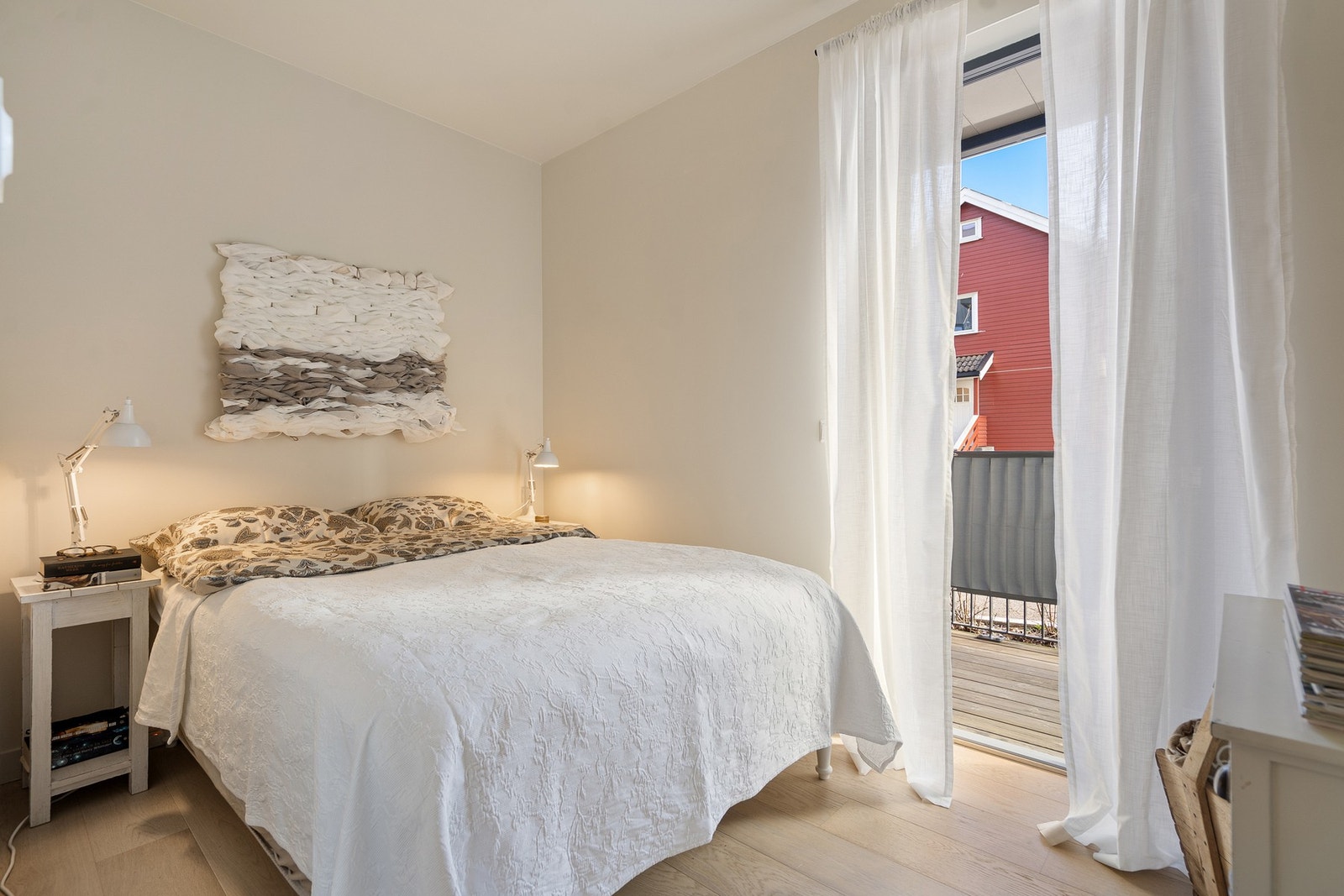 Hovedsoverommet har direkte utgang til terrasse, noe som gir en ekstra dimensjon til rommet og skaper en fin overgang mellom inne- og uteareal. Galleribilde