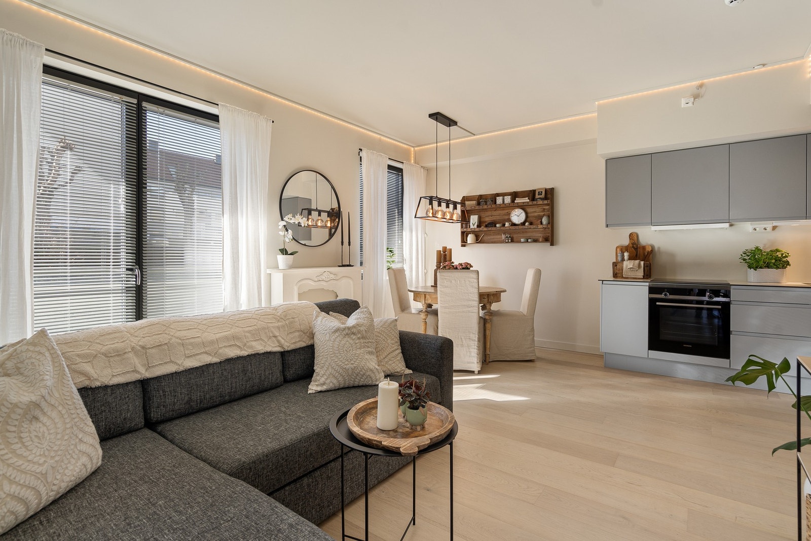 Her får du en praktisk planløsning med entré, delikat bad, to gode soverom og en åpen stue- og kjøkkenløsning. Galleribilde