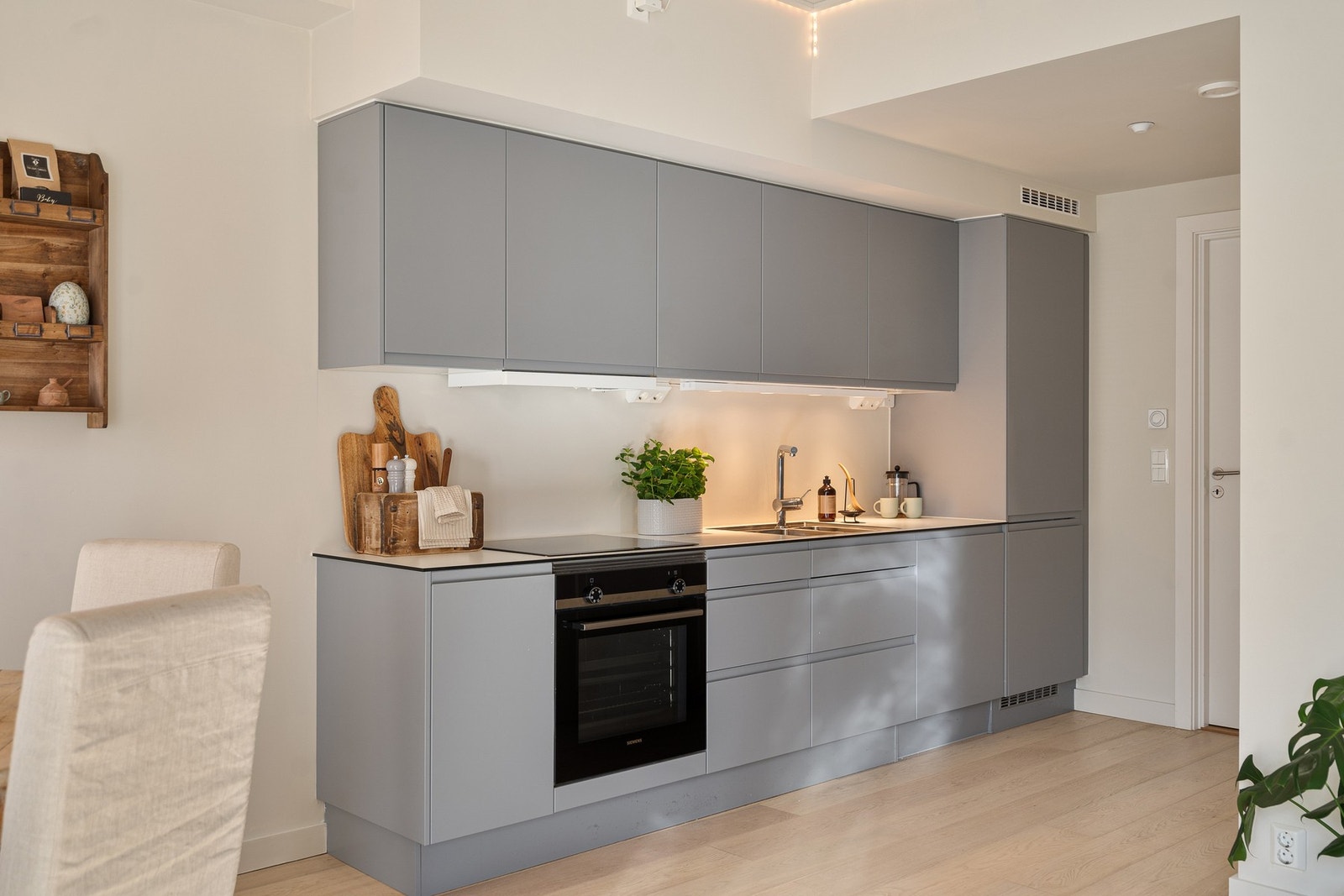 Kjøkkenet fremstår stilrent og funksjonelt med glatte fronter og gode arbeidsflater. Galleribilde