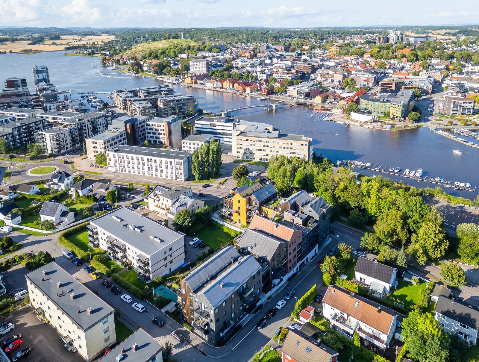 Langs bryggekanten samles bolig, næring, handel, kafeer og kulturliv. Med gåavstand over gangbroen til Oseberg Kulturhus kan det rike kulturlivet besøkes, lokkende caféer og spisesteder kan nytes og shopping kan utføres i kjøpesenter eller i små og særegn Galleribilde
