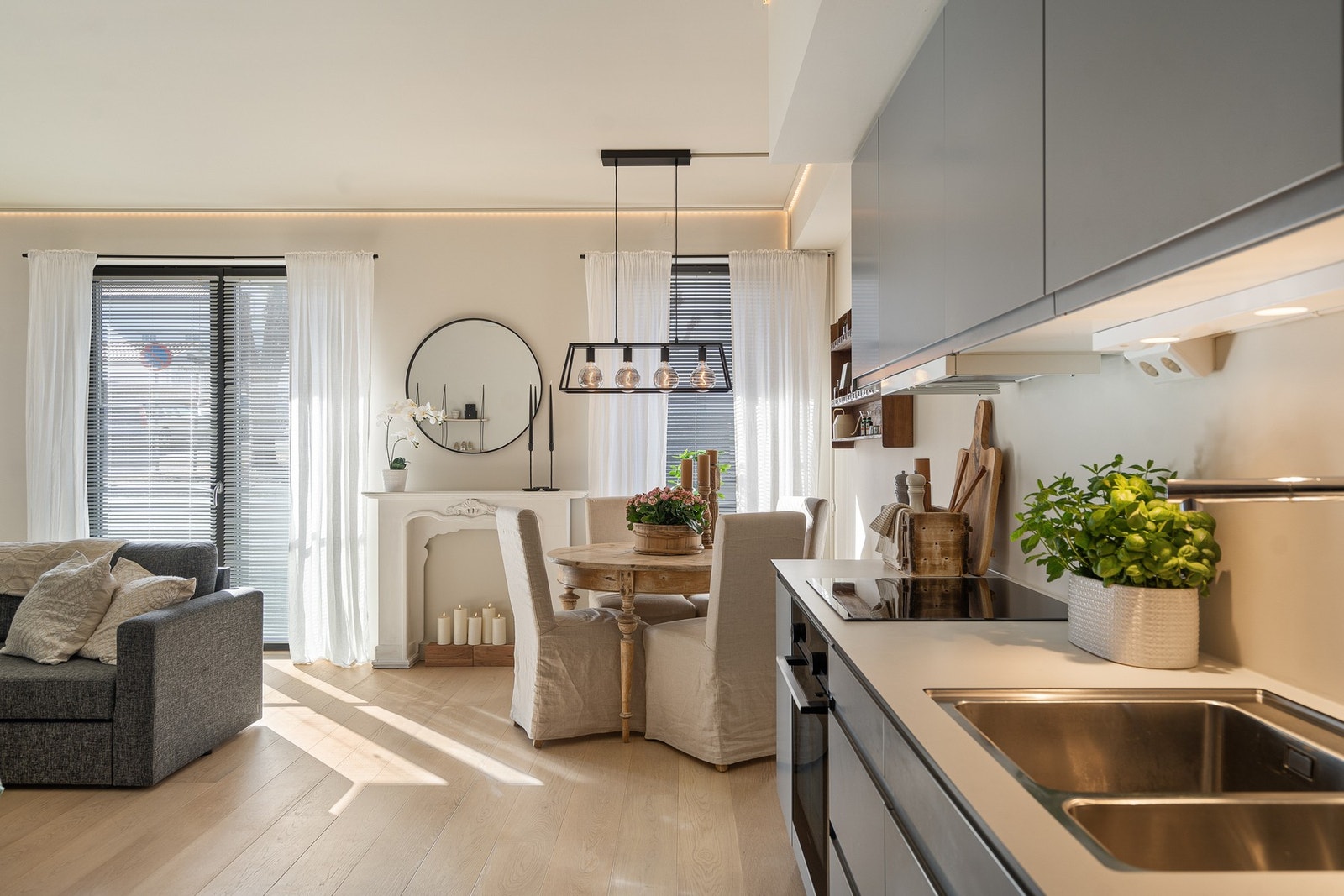 Leiligheten fremstår som lys og innbydende, og er nymalt i 2026 med gjennomgående pene overflater. Galleribilde