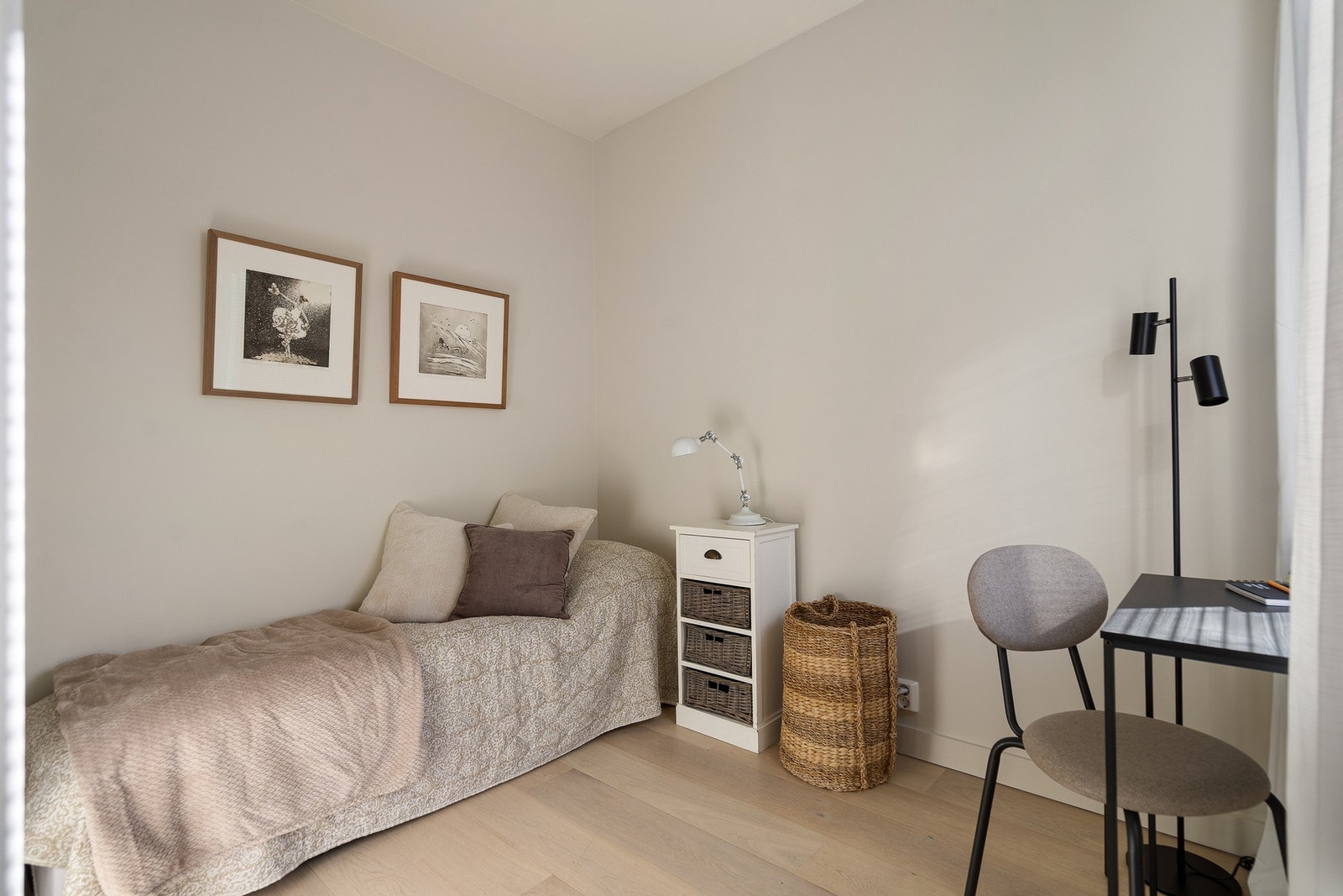 Leilighetens andre soverom passer ypperlig som gjesterom, barnerom eller kontor. Galleribilde