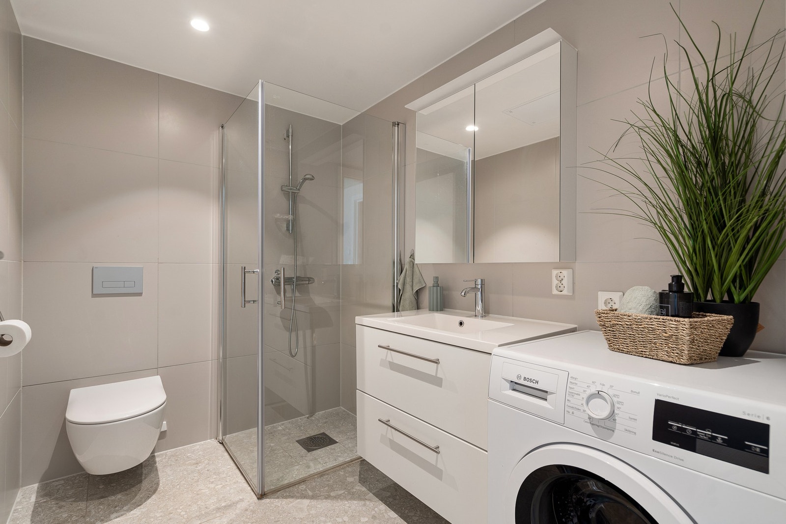 Badet er delikat utført med flislagte overflater og varmekabler i gulv, som gir en lun og komfortabel følelse. Galleribilde