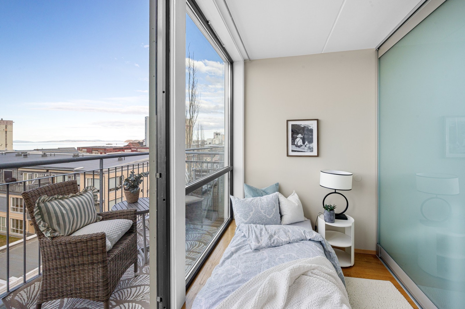 Soverommet er adskilt stuen med en praktisk skyvedør av metall og glass. Galleribilde