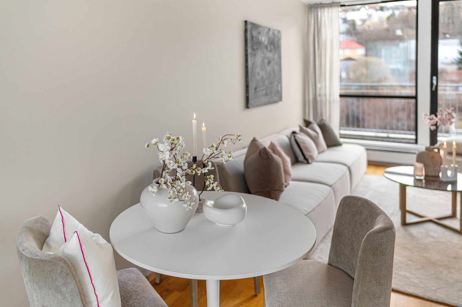 Store deler av leiligheten ble malt opp så sent som i 2026, og fremstår som veldig tidsriktig fargemessig. Galleribilde