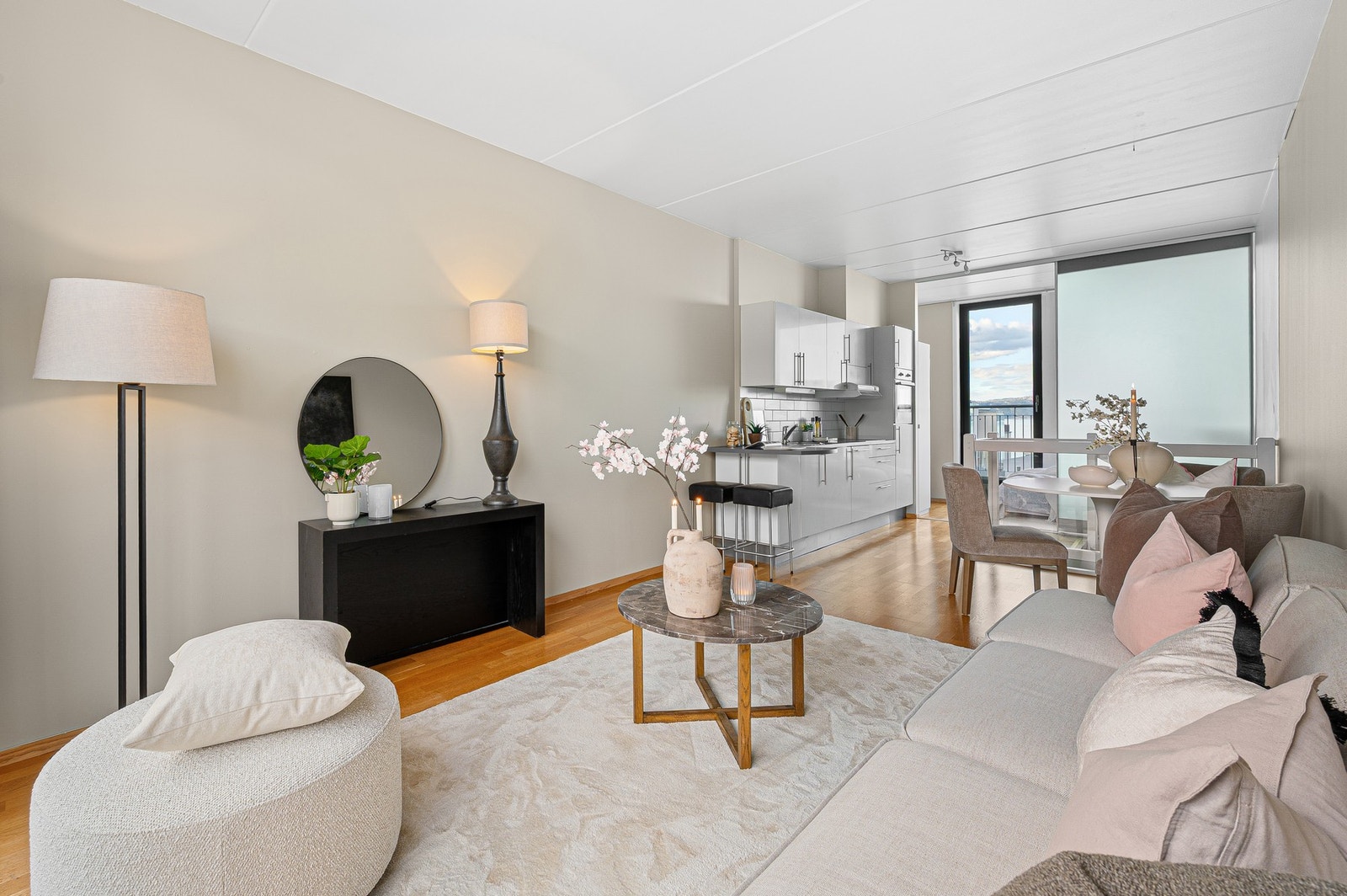 Boligen har to balkonger, en på hver side av stuen. Galleribilde