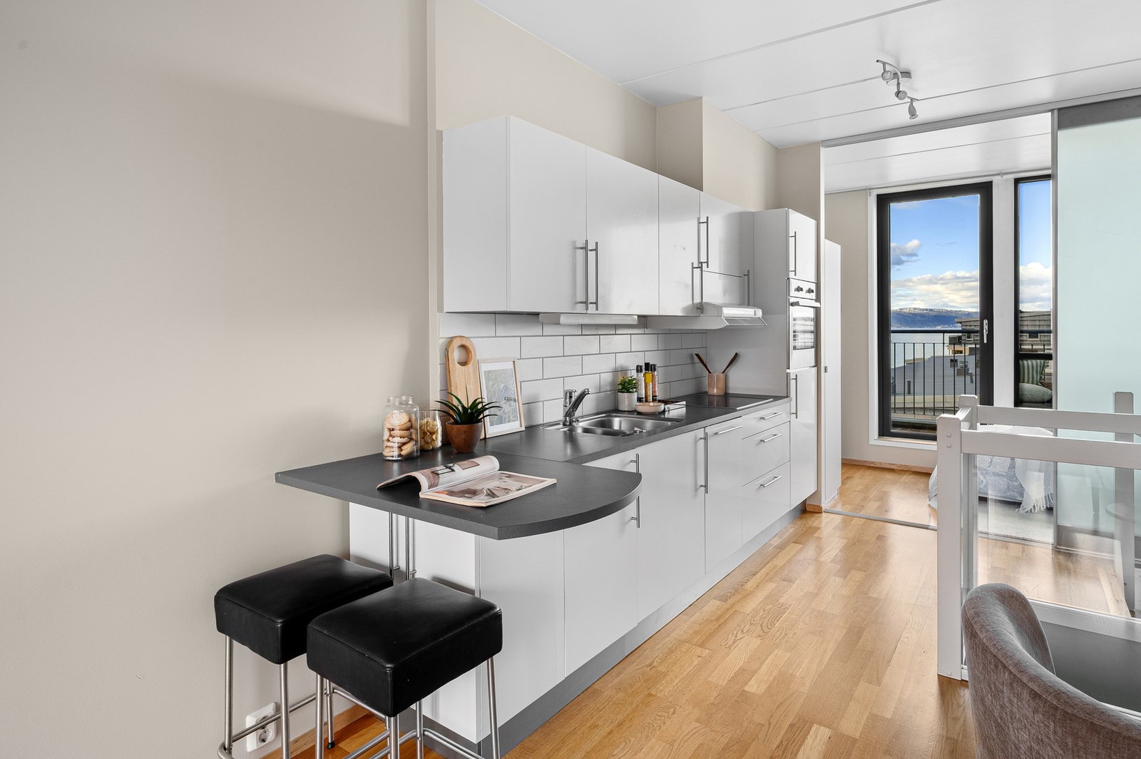 Her får du et lyst og pent kjøkken med integrerte hvitvarer. Galleribilde