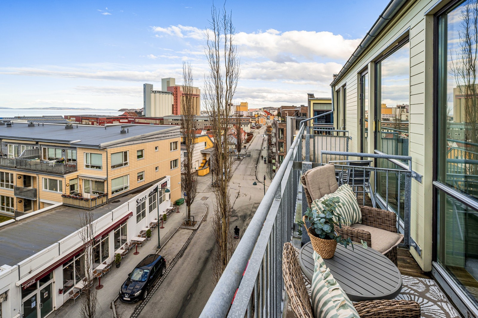 Her kan man nyte sene sommerdager. Butikk, bakeri og restaurant innen 50 meter fra leiligheten. Galleribilde