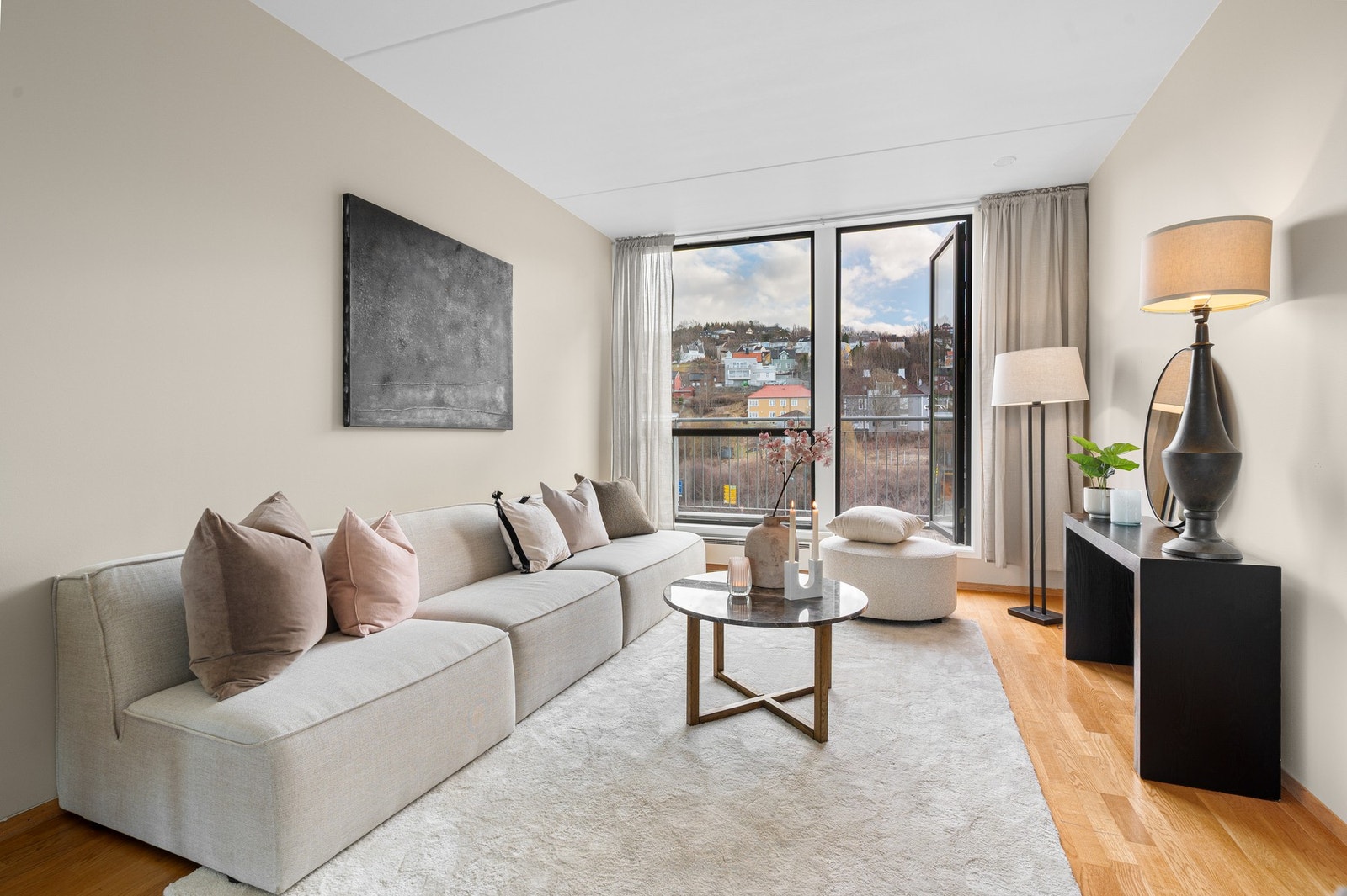 Nå har du muligheten til å sikre deg en svært flott og innholdsrik 3-roms selveierleilighet som strekker seg over to plan! Galleribilde