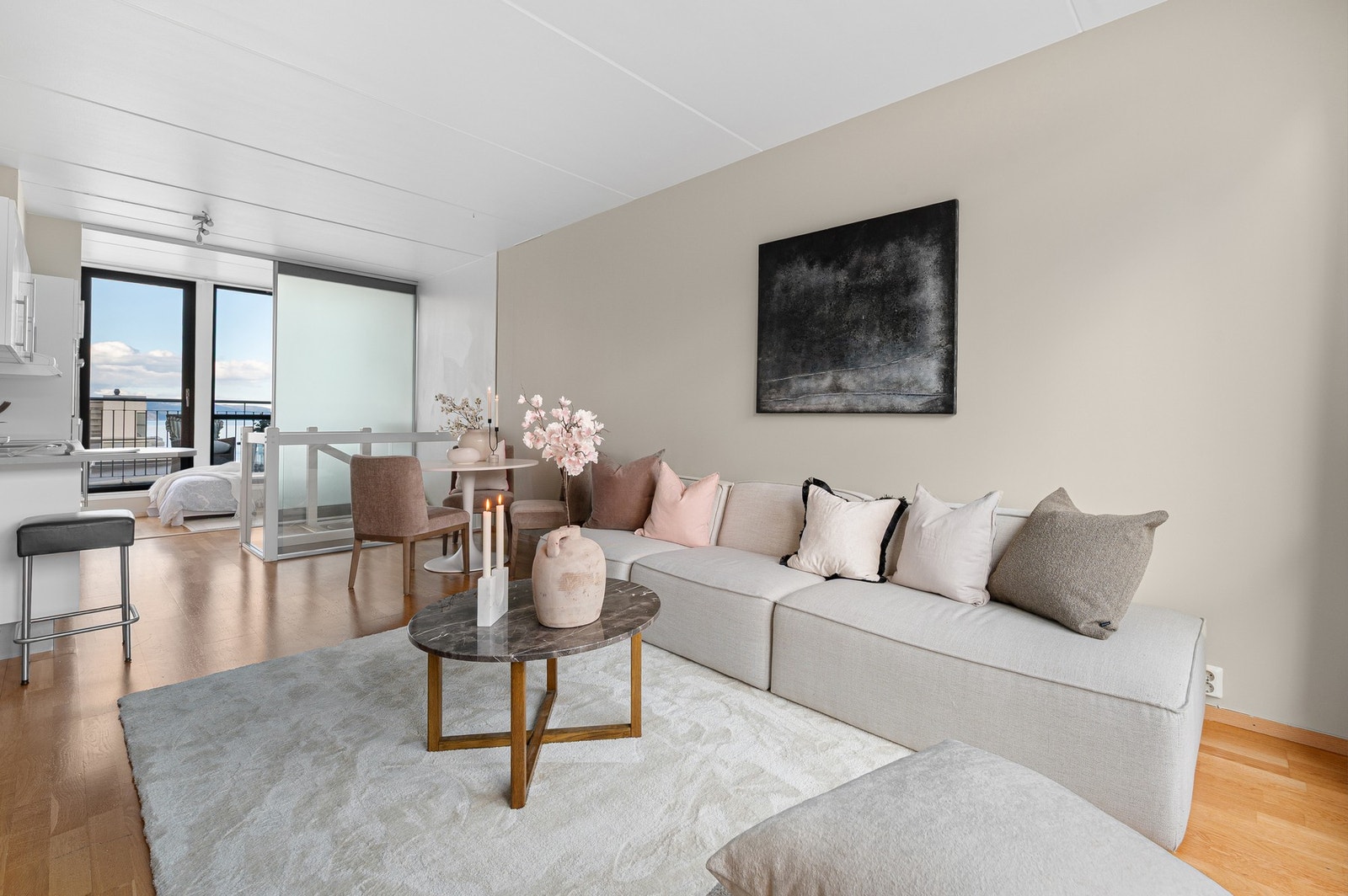 Her får du en romslig åpen stue-/kjøkkenløsning på 24,1m² med gode møbleringsmuligheter. Galleribilde