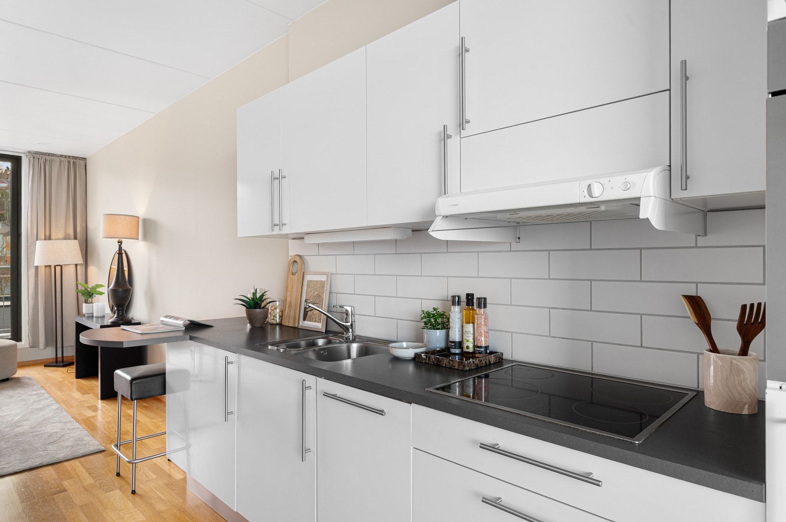 Kjøkkeninnredningen er fra byggeår men holder en god standard, noe som gjenspeiles i tilstandsrapporten fra takstmann. Galleribilde