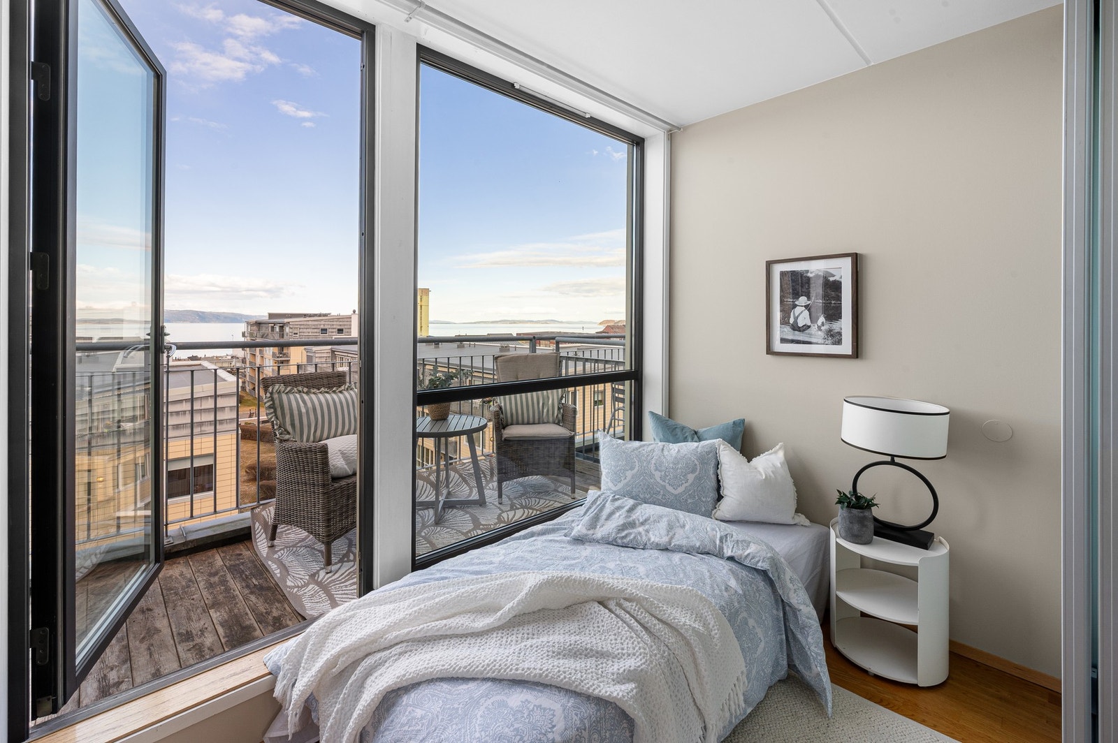 Fra soverommet har du sjøutsikt og utgang til en god nordvendt balkong. Galleribilde