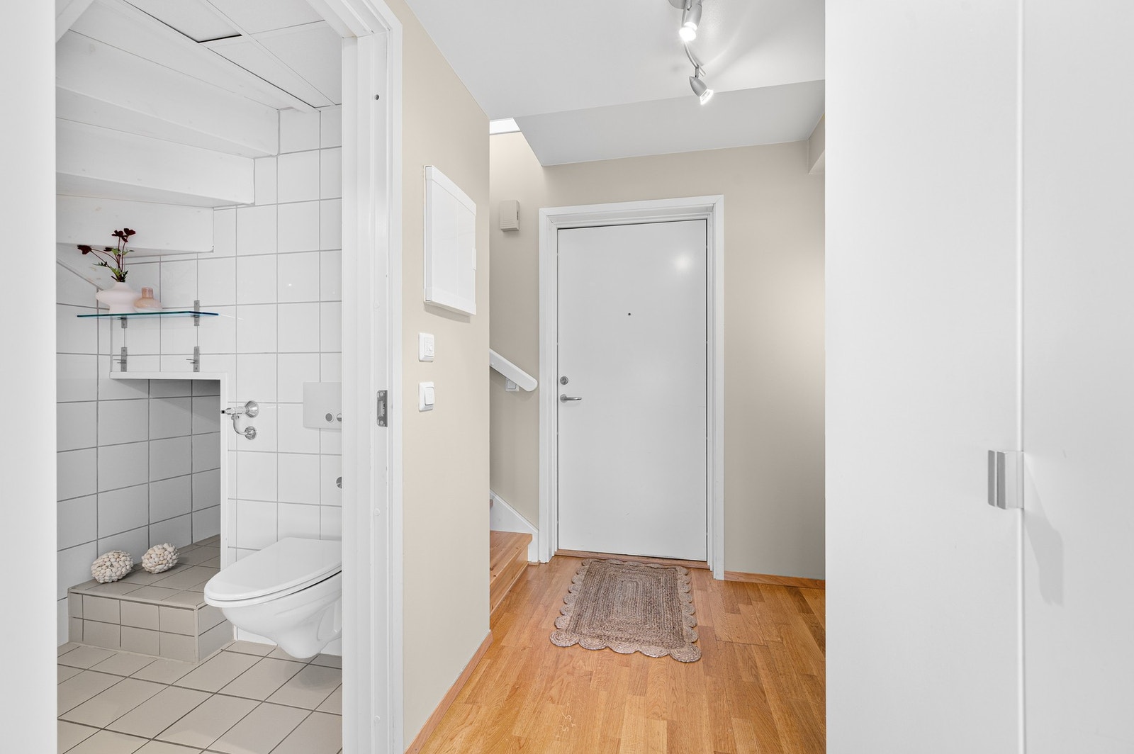 Innbydende og romslig entré. Galleribilde