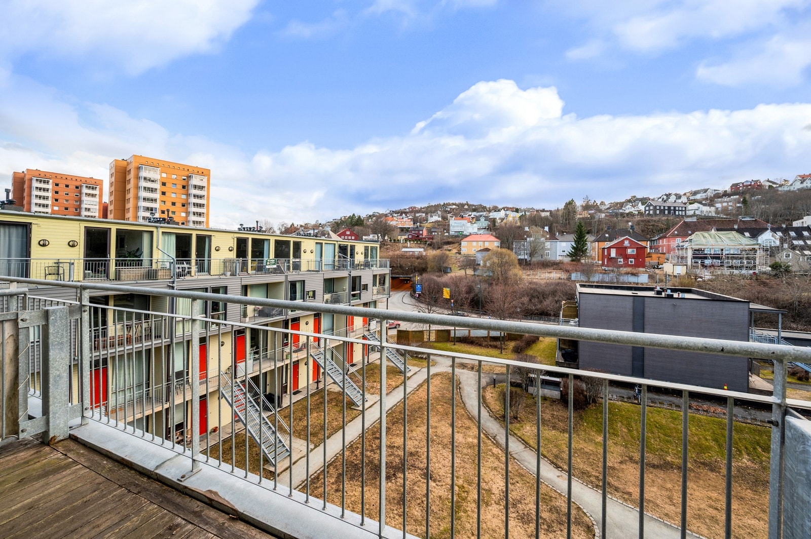 Fra stuen har du direkte utgang til en herlig sørvendt balkong. Galleribilde