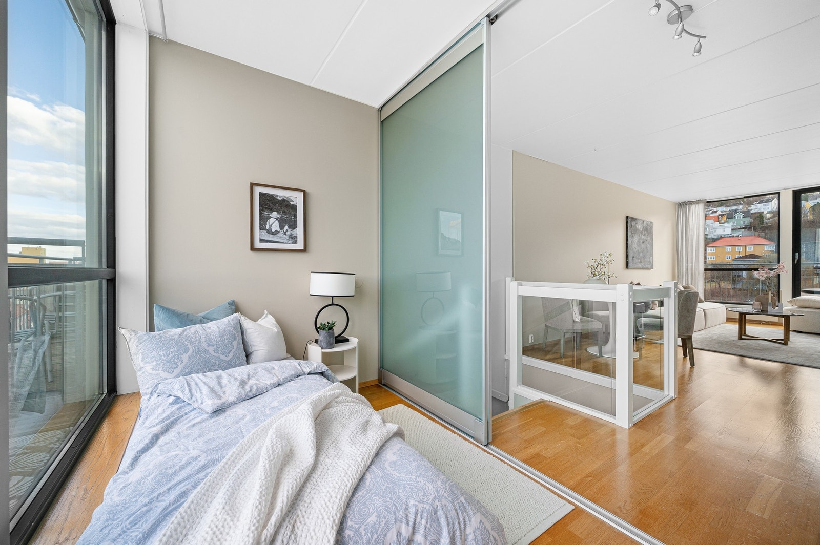 Soverom 1 er på 5,8m² med plass til både seng og nattbord. Galleribilde