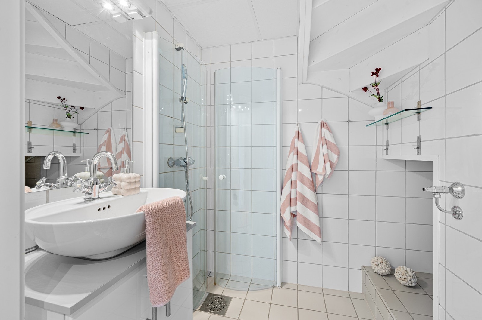 Her får du et pent og flislagt bad på 3m² med alt du trenger. Galleribilde