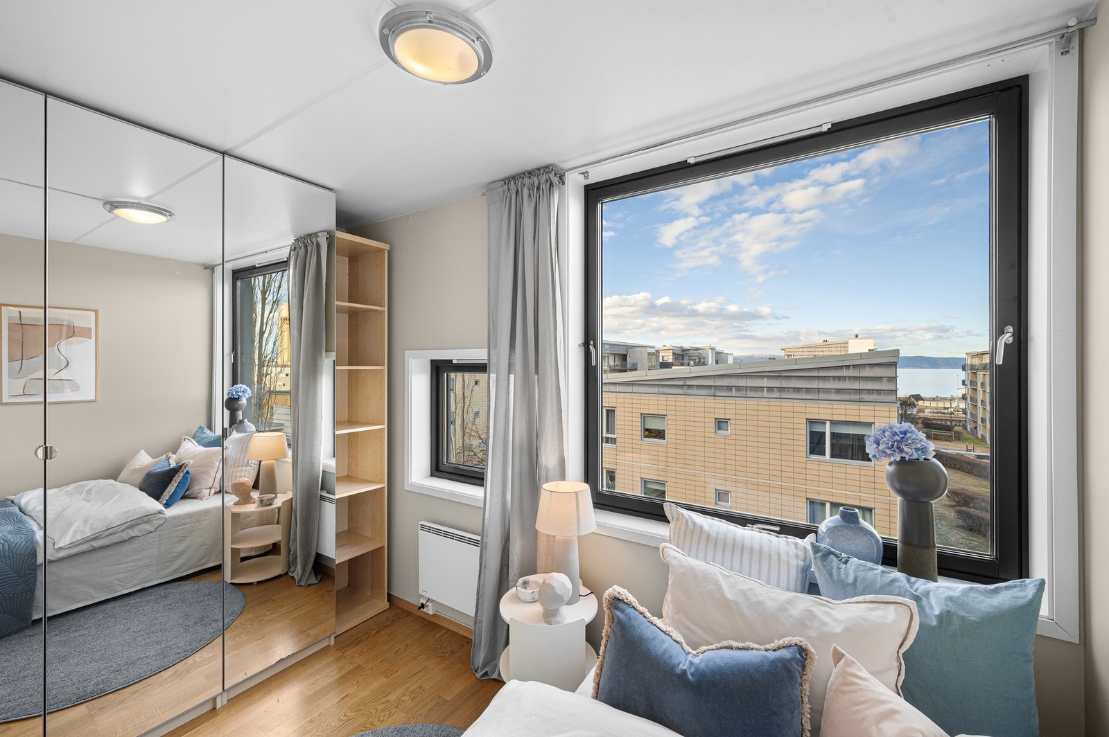 Her er det god plass til både seng og stor garderobeløsning. Galleribilde