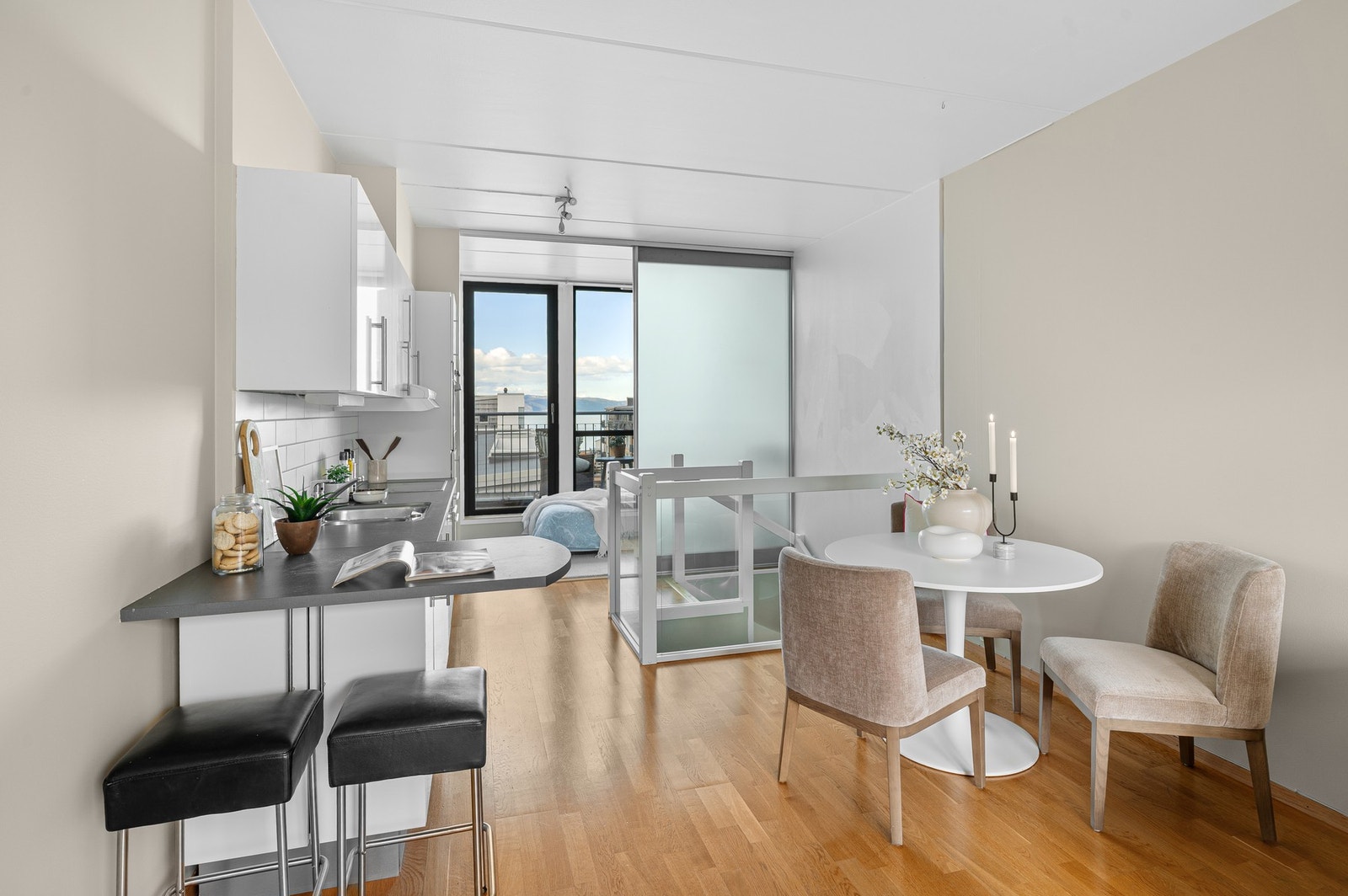 Stuen er malt i lune og behagelige farger i 2026. Galleribilde