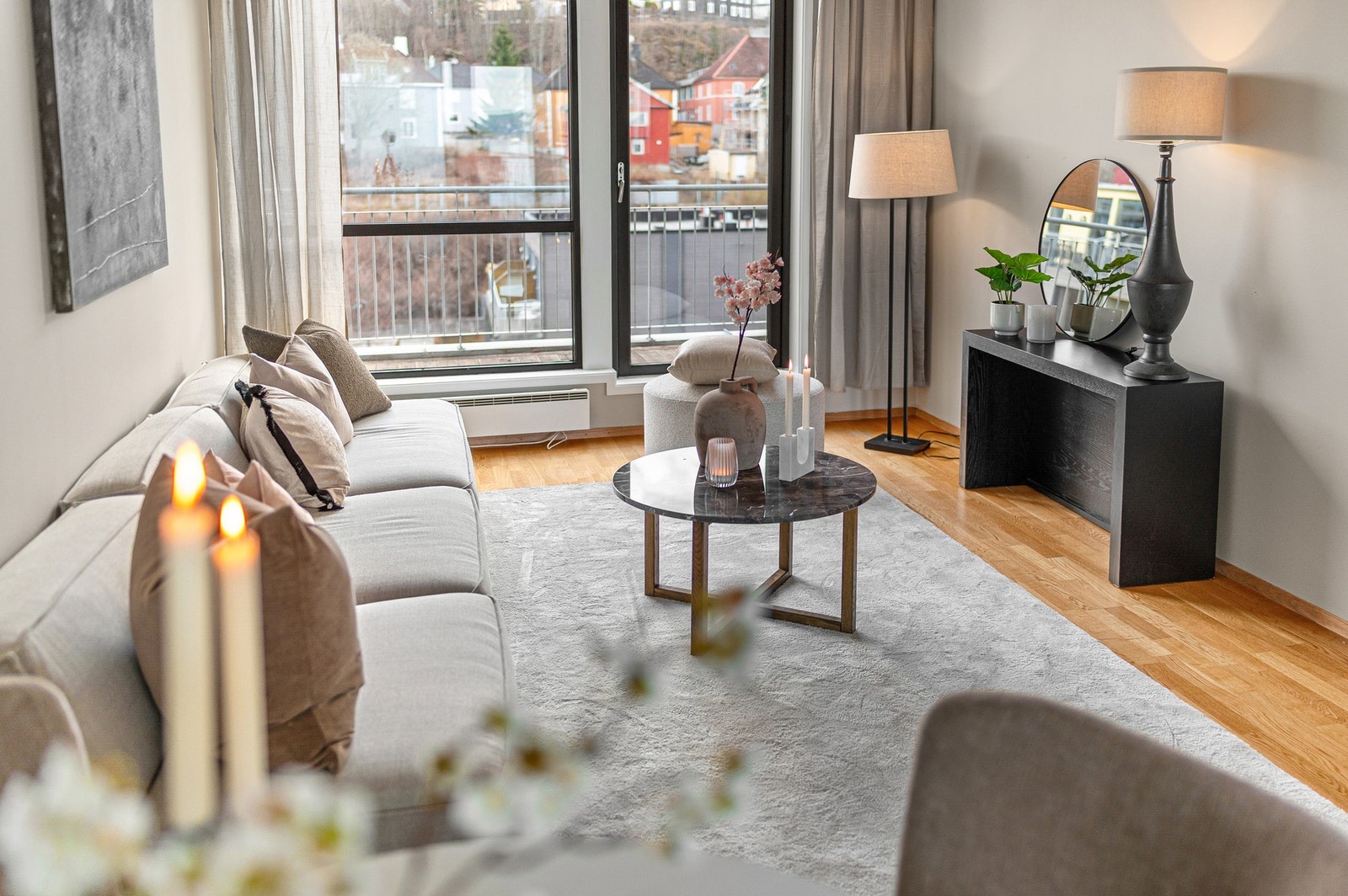 De store vindusflatene gir rikelig med naturlig lysinnslipp og bidrar til en lun og god atmosfære. Galleribilde