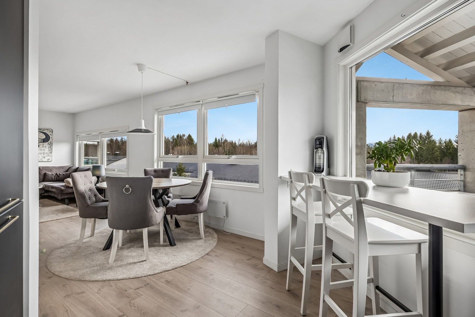 Kjøkkenet ligger i åpen løsning mot stuen, noe som gir en sosial og moderne planløsning hvor rommene naturlig flyter over i hverandre. Galleribilde