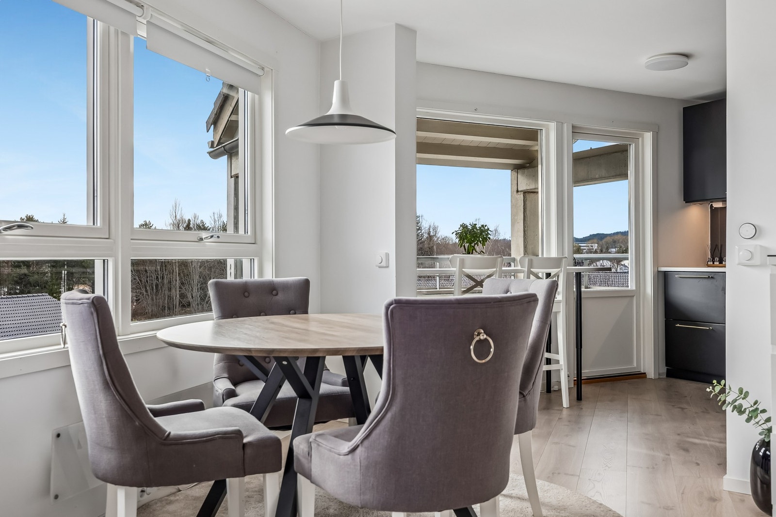 Det er også direkte utgang til balkongen fra stuen, noe som gir en fin forlengelse av oppholdsrommet og gjør det enkelt å ta i bruk uteplassen Galleribilde