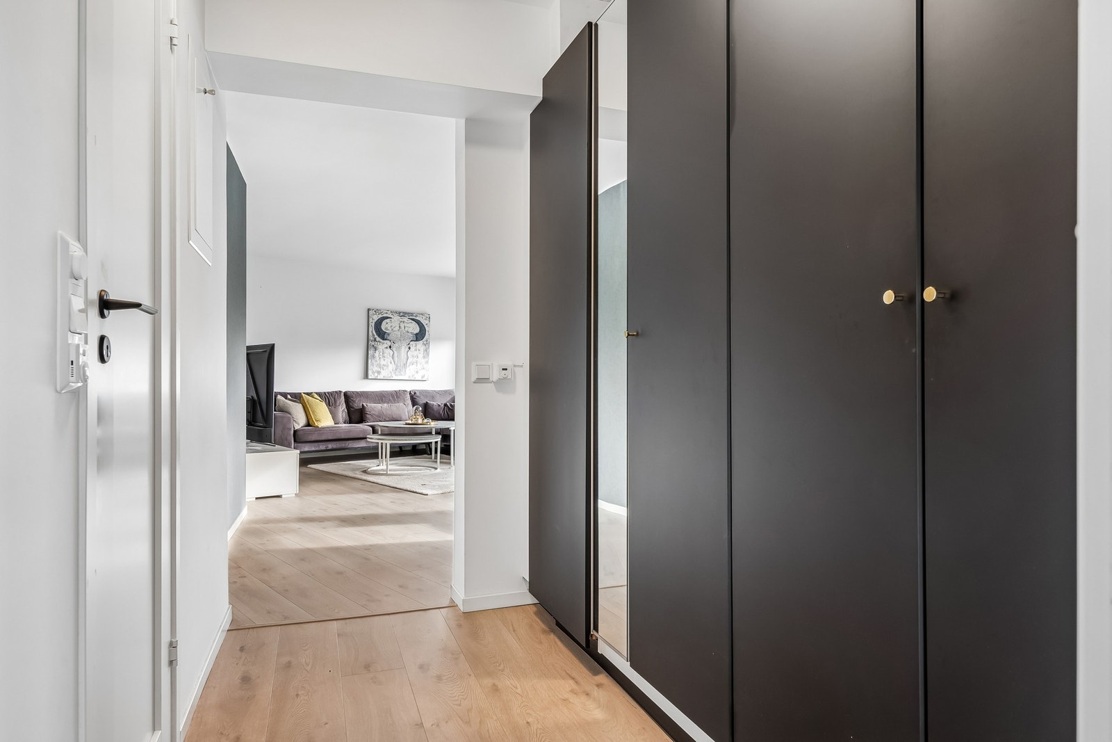 Gangen fremstår som en praktisk og innbydende entré som gir et godt førsteinntrykk av boligen. Her er det god plass til oppbevaring av yttertøy og sko, og det er naturlig rom for garderobeløsninger som bidrar til en ryddig og organisert hverdag. Galleribilde