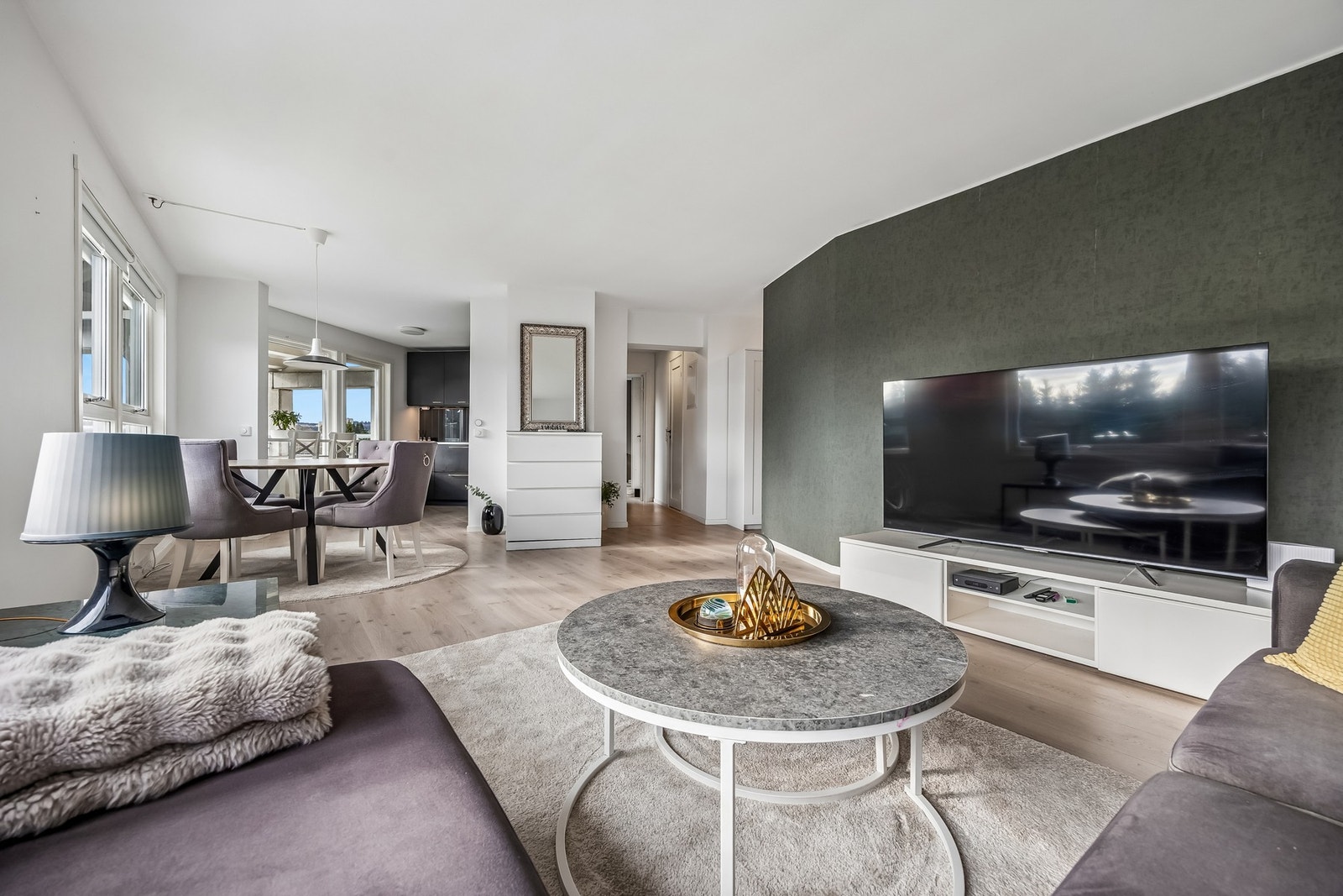 De lyse overflatene kombinert med varme gulvtoner bidrar til et moderne og harmonisk uttrykk, samtidig som det er enkelt å sette sitt eget preg på interiøret. Galleribilde