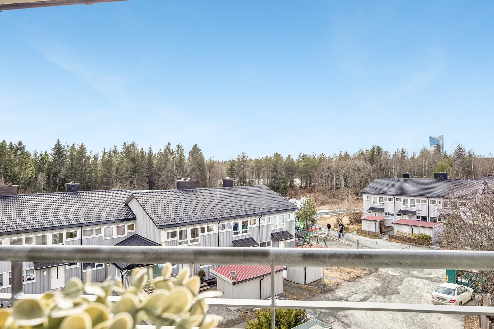 Fra balkongen kan du nyte en åpen og luftig utsikt over nærområdet, med gode solforhold som gir fine rammer for morgenkaffe eller sene sommerkvelder. Galleribilde