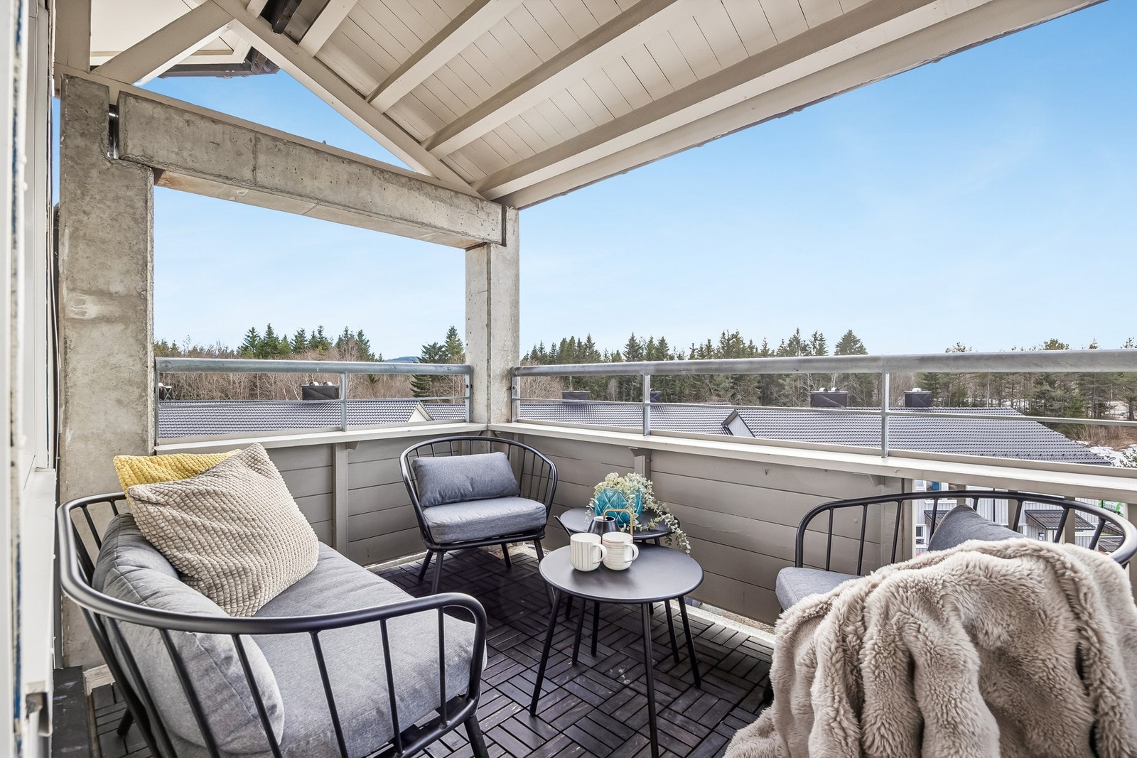 Balkongen er en hyggelig forlengelse av boligen og fungerer som et naturlig oppholdsrom i de varmere månedene. Galleribilde