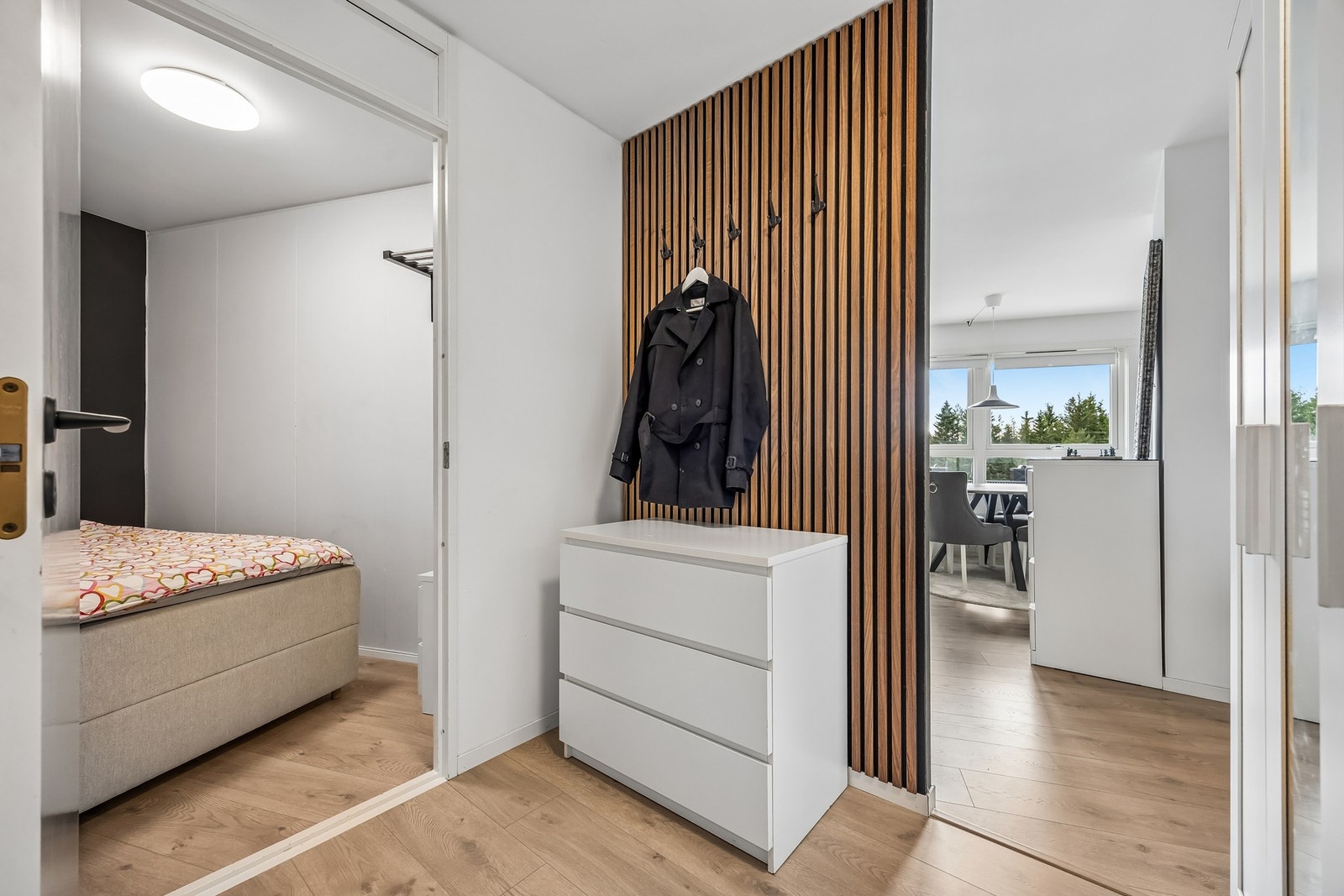 Planløsningen gjør det enkelt å komme seg videre inn i boligens øvrige rom, samtidig som gangen fungerer som en naturlig sone som skiller oppholdsrommene fra inngangspartiet. Galleribilde