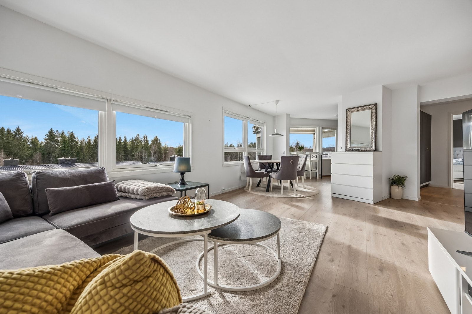 Stuen fremstår som lys, romslig og svært innbydende, med store vindusflater som slipper inn rikelig med naturlig lys og skaper en luftig atmosfære. Galleribilde