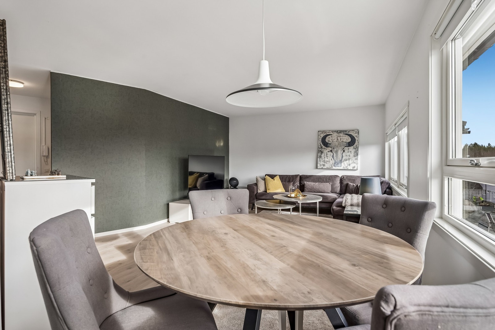 Her er det god plass til spisebord med tilhørende stoler, noe som gjør det enkelt å dekke opp til både hverdagsmåltider og hyggelige sammenkomster med familie og venner. Galleribilde