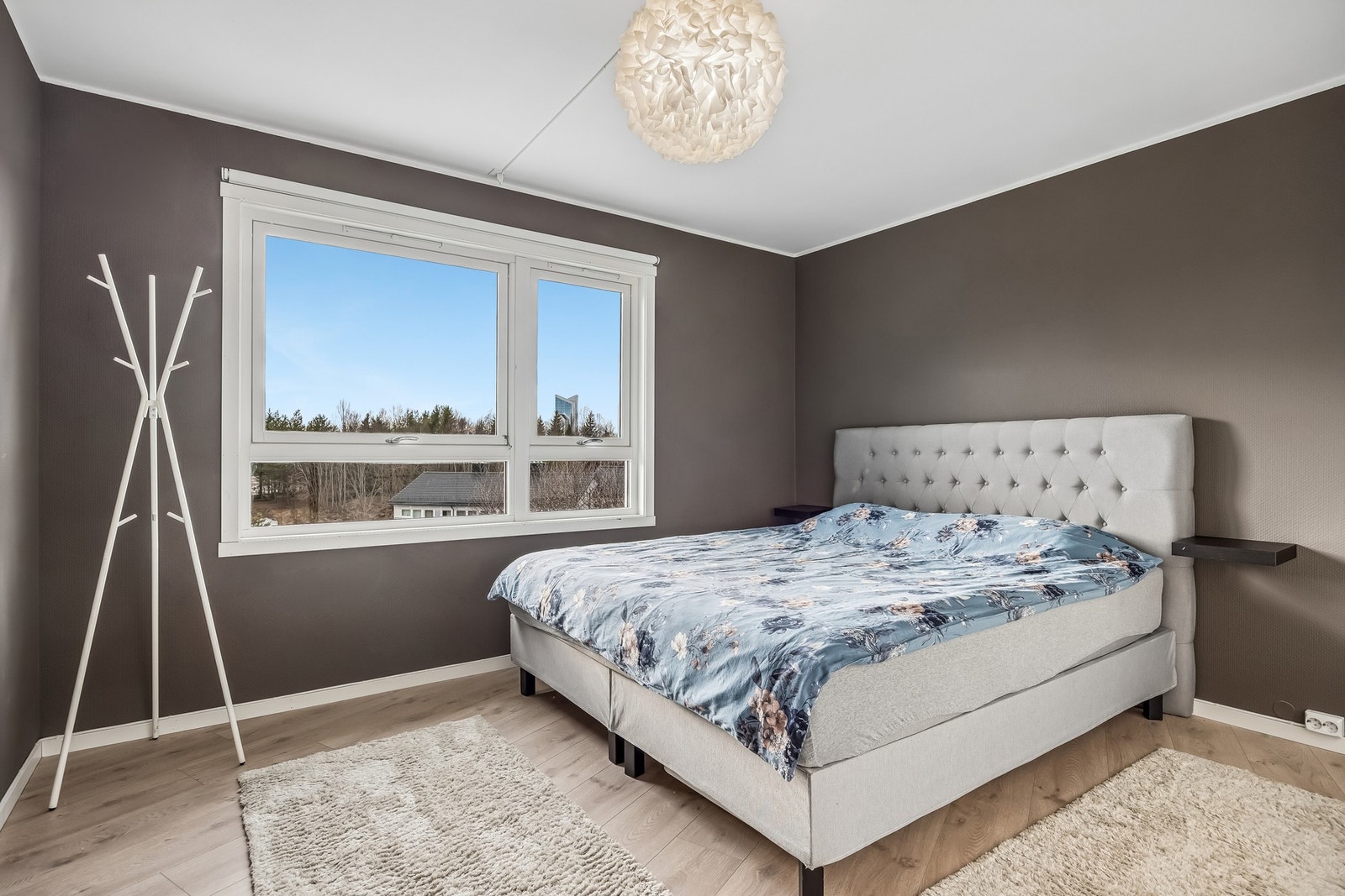 Soverommet oppleves romslig og har god plass til større seng og tilhørende møblement, samt gode oppbevaringsmuligheter for klær og personlige eiendeler. Galleribilde