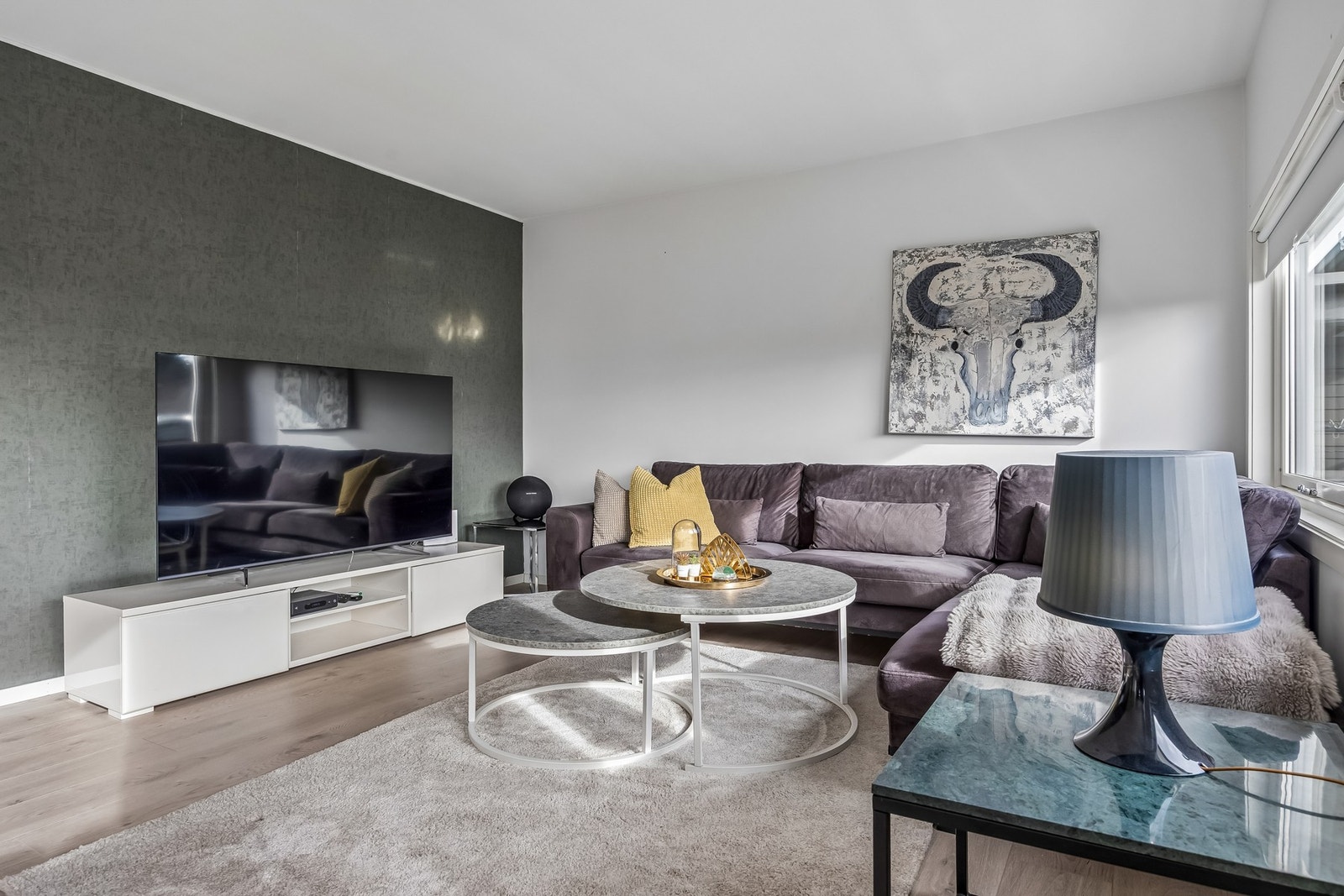 Samlet sett er dette en lys, funksjonell og trivelig stue med god romfølelse og mange bruksmuligheter. Galleribilde