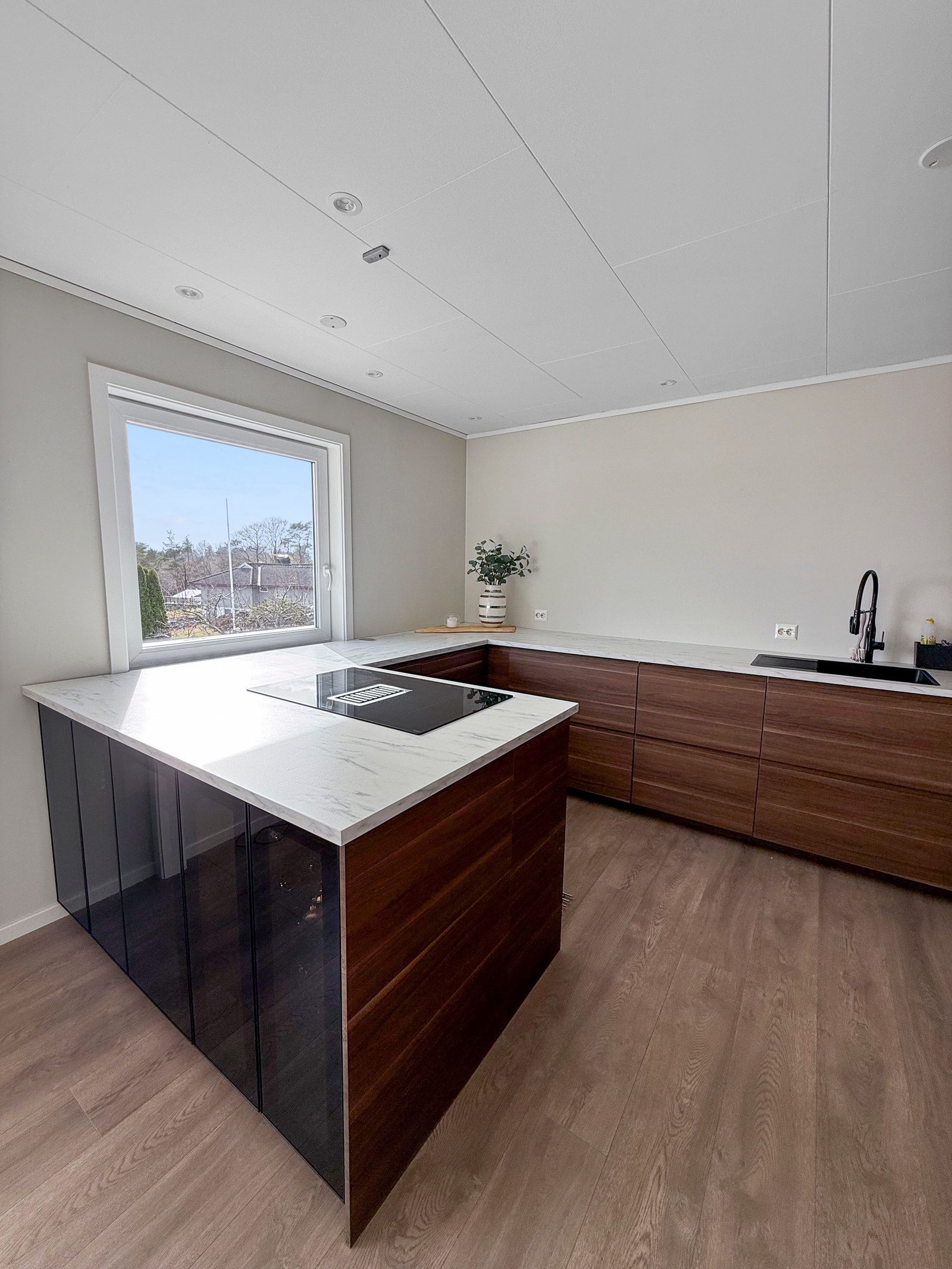 Utleiemegler Sør har gleden av å presentere Kistevigveien 18 - Idyllisk beliggende enebolig på stor tomt - Romslig løsning med tre soverom, lekkert kjøkken og solrike flere uteplasser! Galleribilde