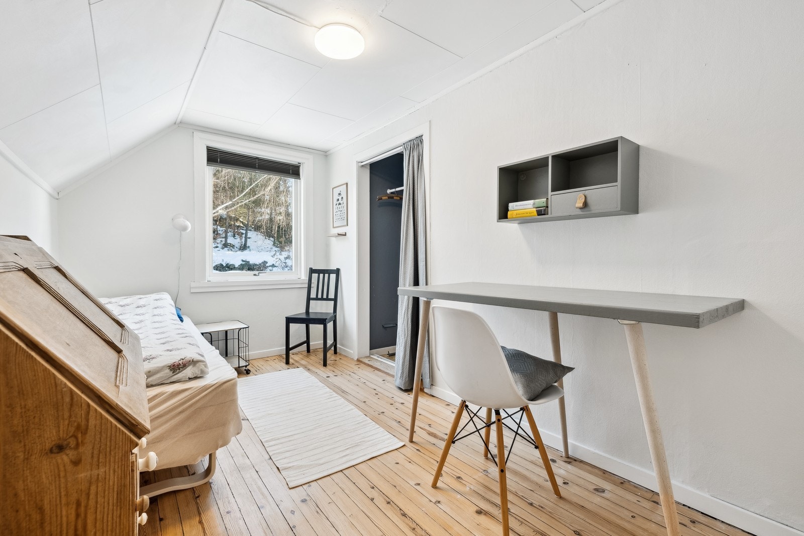 Lyst og fint soverom i andre etasje. Galleribilde