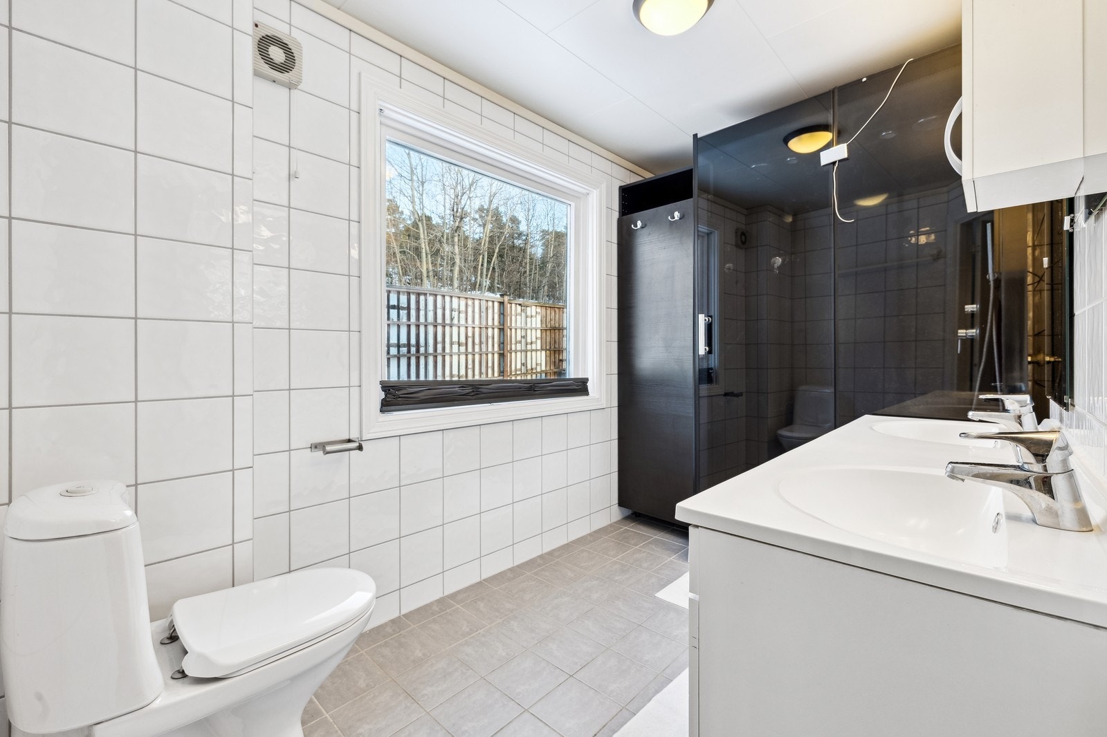 Pent flislagt bad med god oppbevaring i baderomsinnredningen. Galleribilde