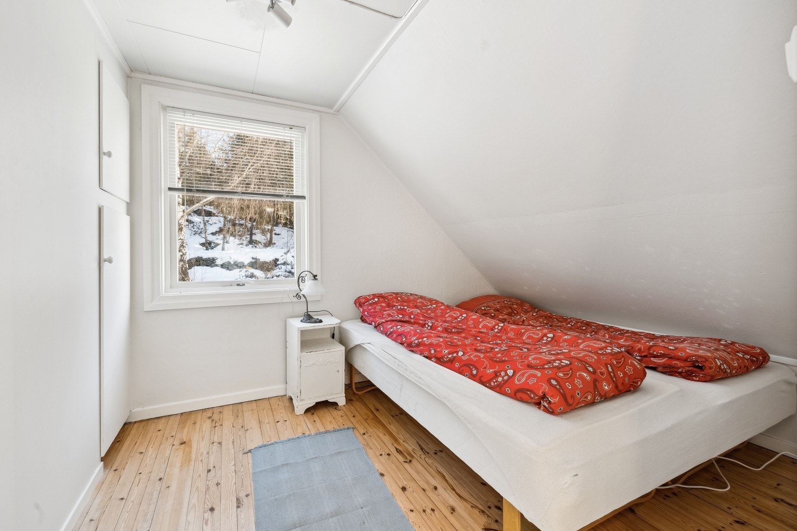 Soverom i andre etasje med innebygget skap. Galleribilde