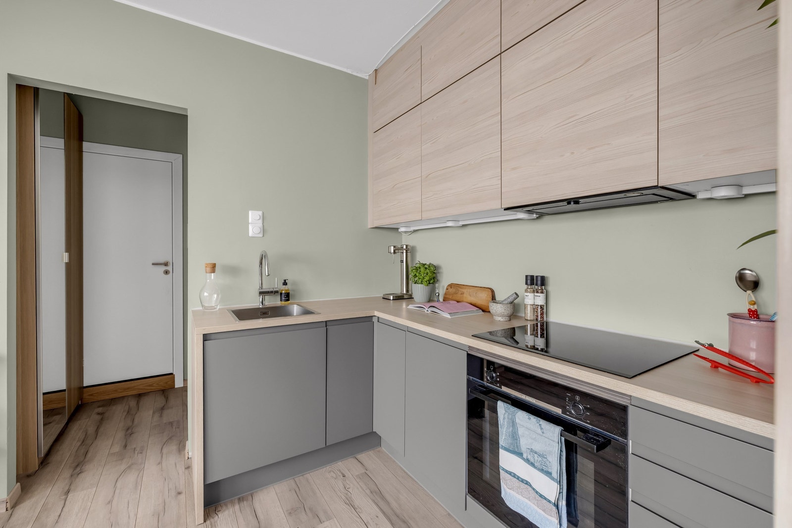 Kjøkkenet har en slitesterk benkeplate i laminat og ventilator med kullfilter. Galleribilde