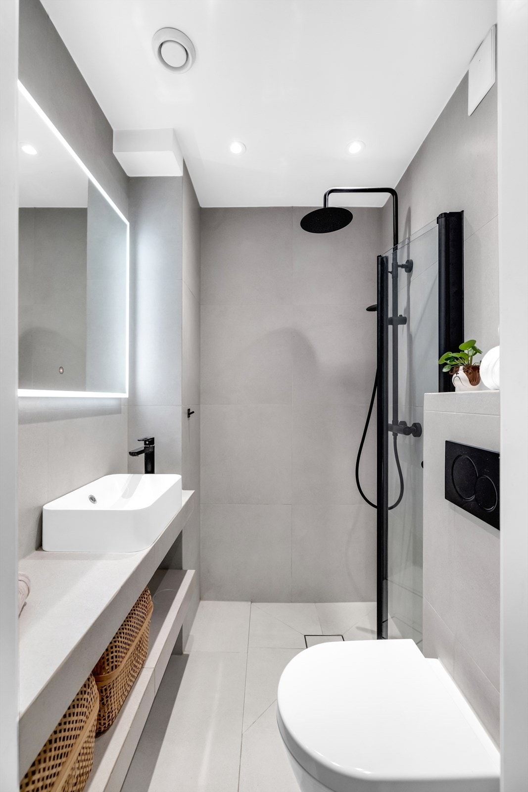 Badet er utstyrt med vegghengt toalett, regnfallsdusj og avtrekk i himlingen. Galleribilde