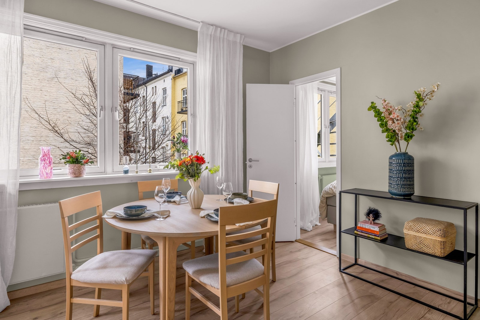Spiseplassen er praktisk plassert ved vindusposten. Med beliggenhet mot bakgård er man godt skjermet for støy og sjenanse. Galleribilde