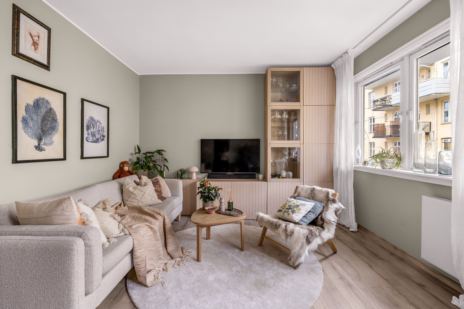 Stuen er lett å møblere med god plass til både sofagruppe og spisebord. Galleribilde