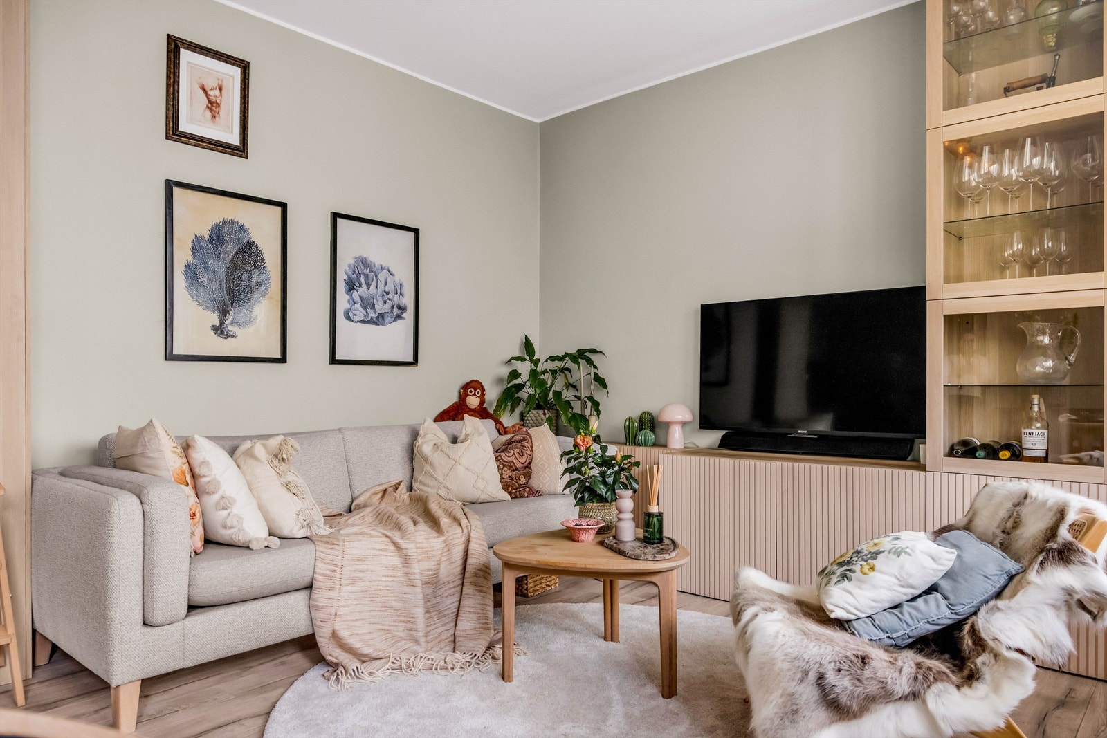 Leiligheten har en åpen og sosial planløsning med en takhøyde på 2,63 meter i stue og kjøkken. Alle vinduer vender mot en rolig bakgård, helt uten innsyn. Foto: Isnitt As. Galleribilde