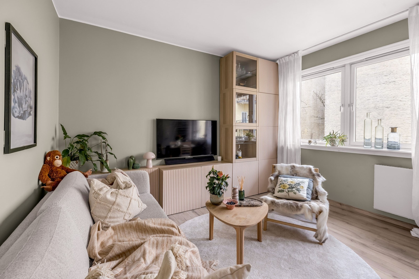 Store vindusflater og en god takhøyde, som gir en deilig og luftig atmosfære med mye naturlig lys. Galleribilde