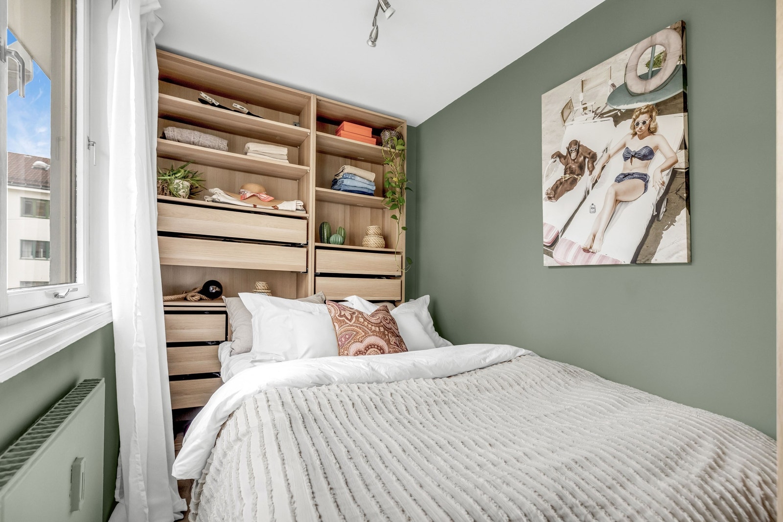 Lun og hyggelig soverom som i likhet med stuen vender mot rolig bakgård. Galleribilde